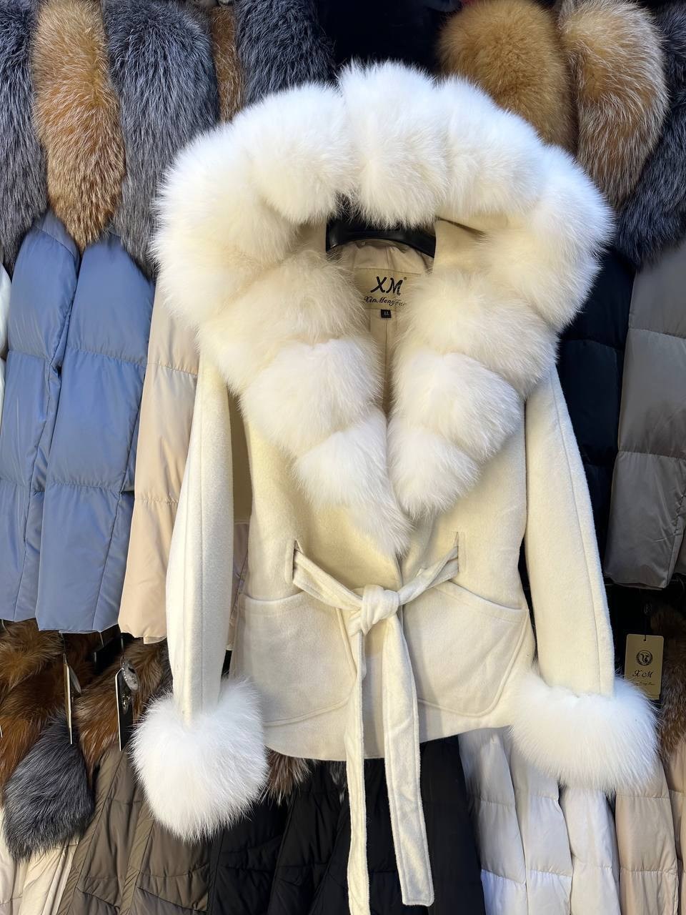 пальто с натуральным мехом,пальто из кашемира мех песец с капюшоном,пальто кашемировое с натуральным мехом,пальто кашемир с мехом песца белое,пальто с мехом
