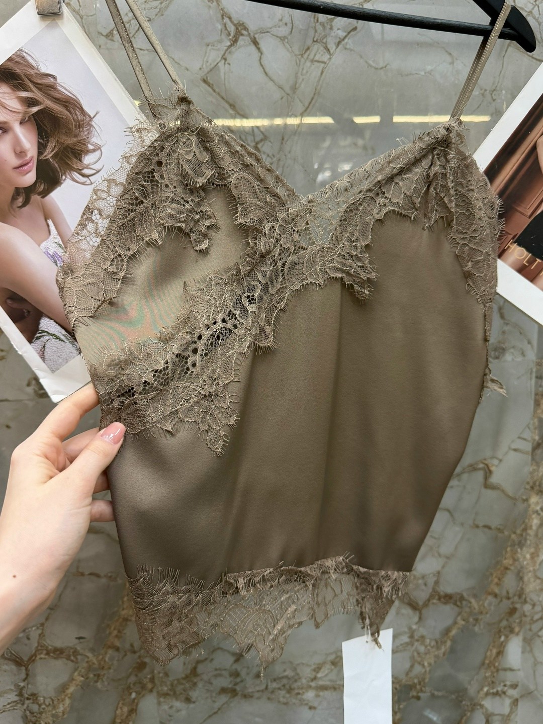 топ с кружевом,топ шелковый с кружевом,женский топ с кружевом,шелковый топ с кружевом в бельевом стиле,топ на бретелях с кружевом