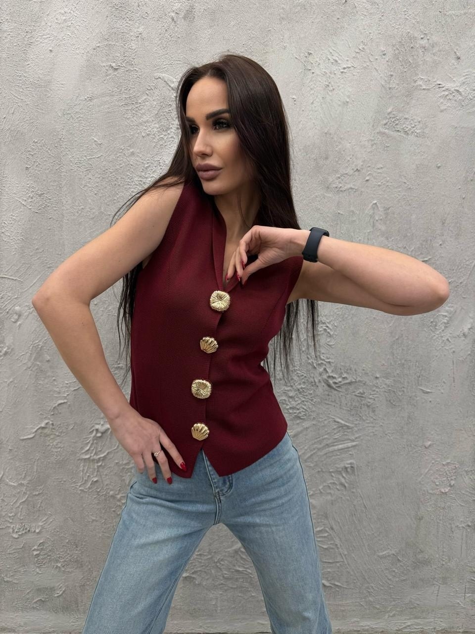 трикотажный жилет с золотыми пуговицами zara бордовый,жилет на пуговицах,женские жилеты,жилет,жилетка женская