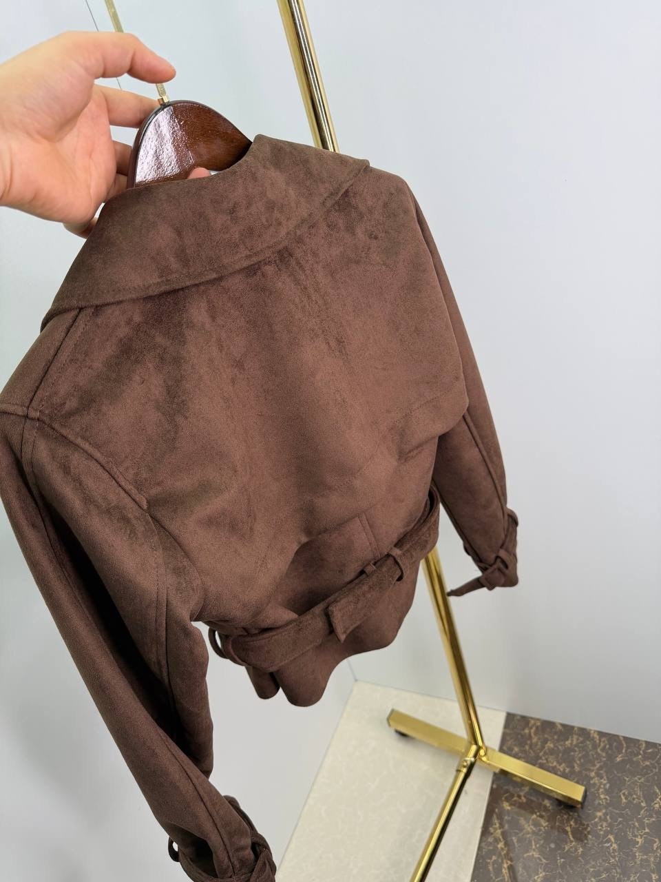 куртка косуха замшевая коричневая с поясом tadari,косуха кожаная куртка оверсайз saint shine,замшевая куртка,куртка замшевая женская,классическая коричневая замшевая женская куртка с поясом