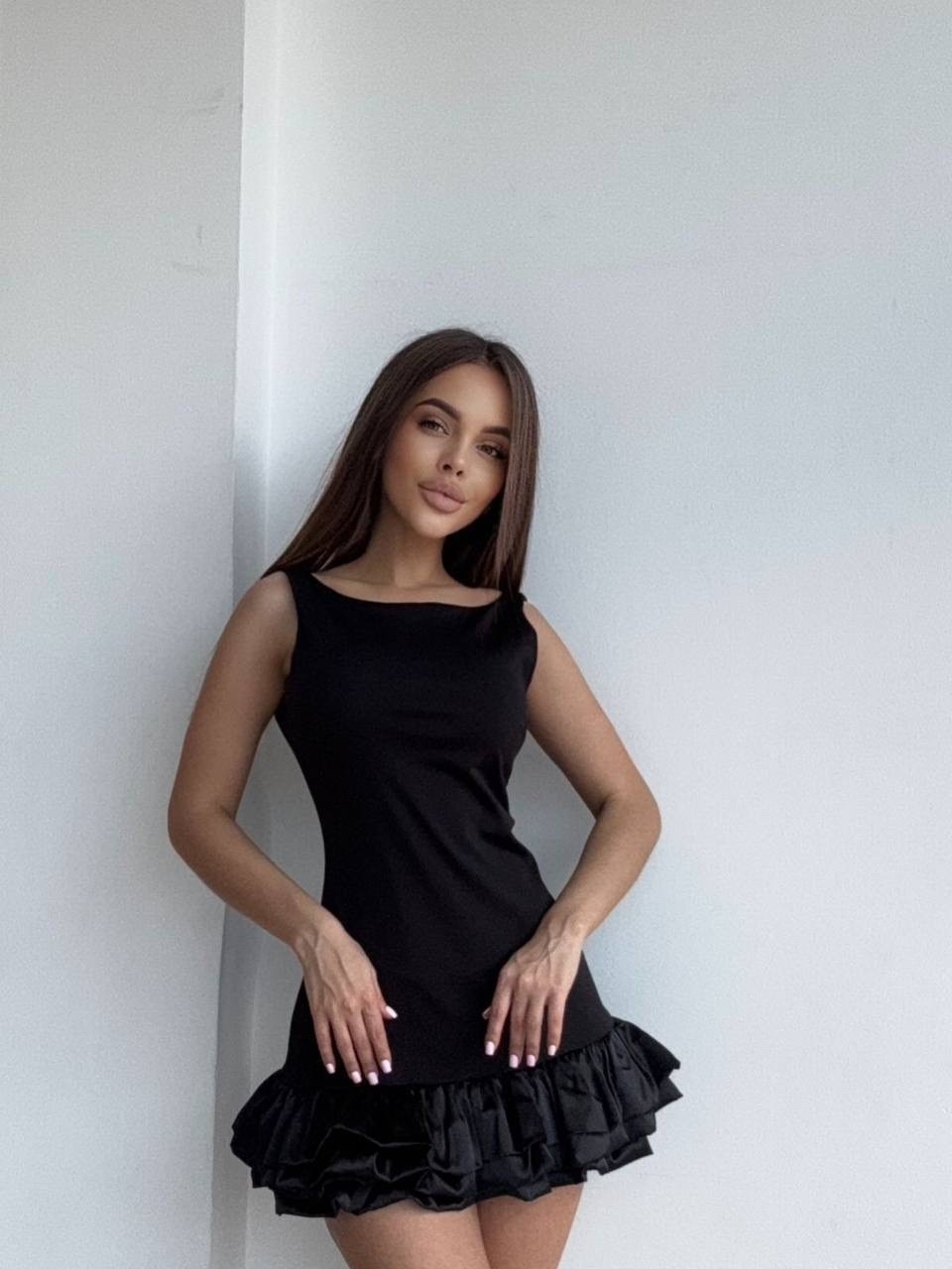 вырез платья,короткое платье,летнее платье,женское платье,короткое платье с воланом внизу