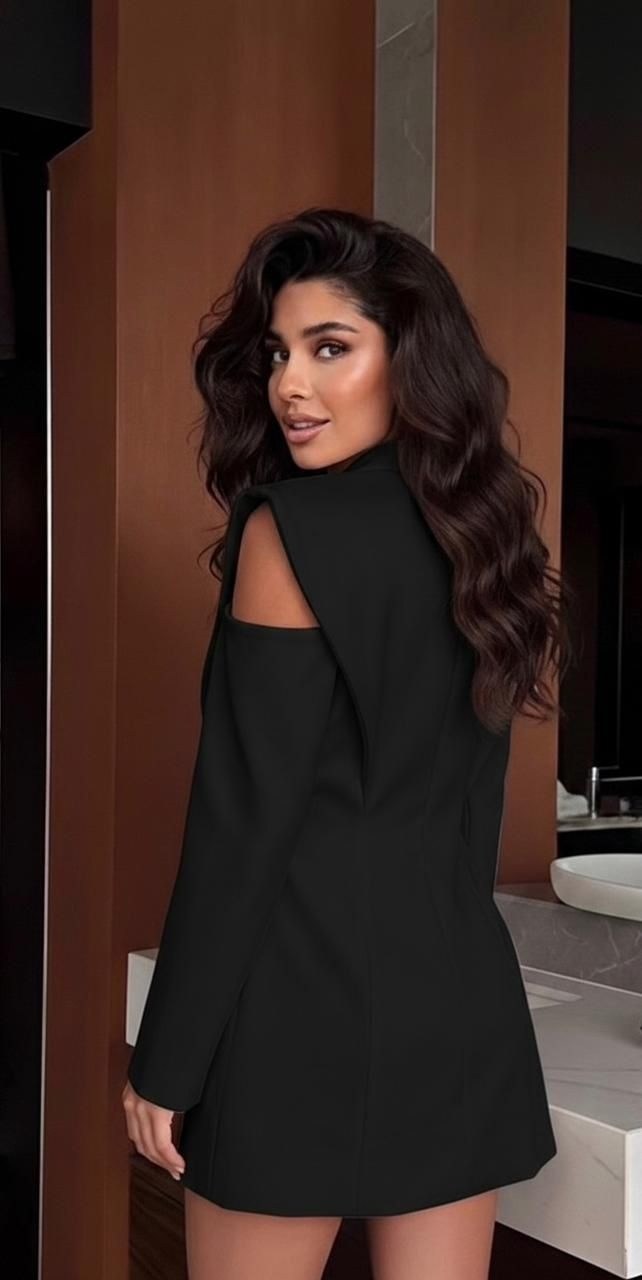 бордовое платье,платье модное,короткое платье,девушка,пальто бордового цвета