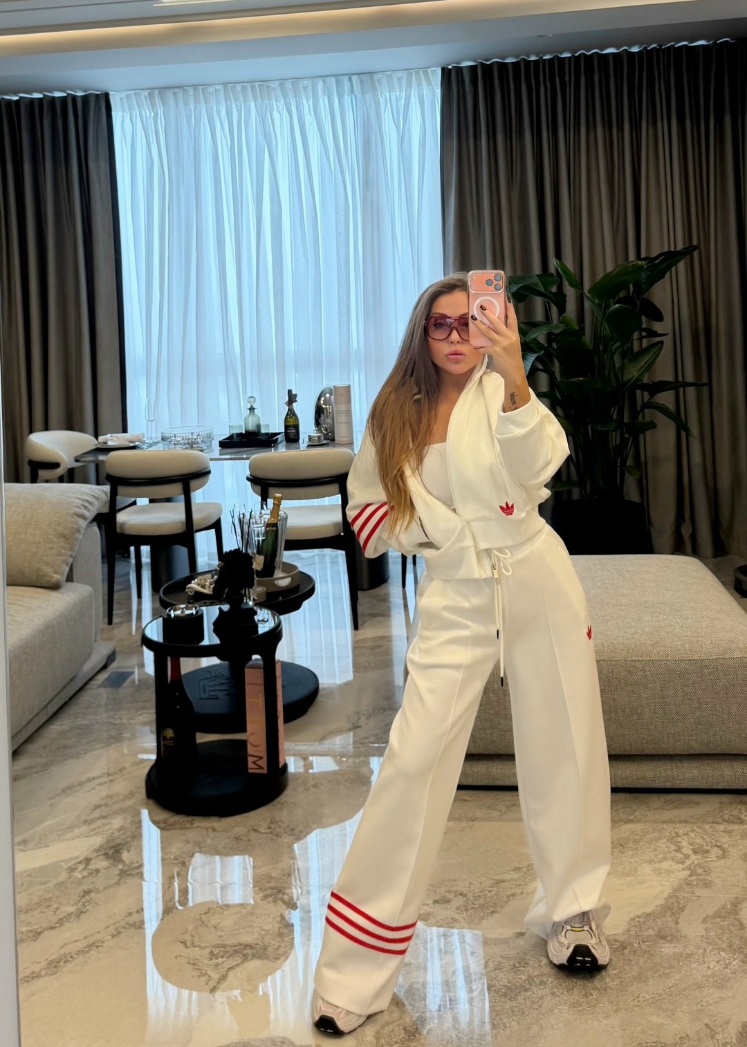 белый спортивный костюм в стиле celine,костюм спортивный женский,стильные костюмы,женский костюм,костюм спортивный