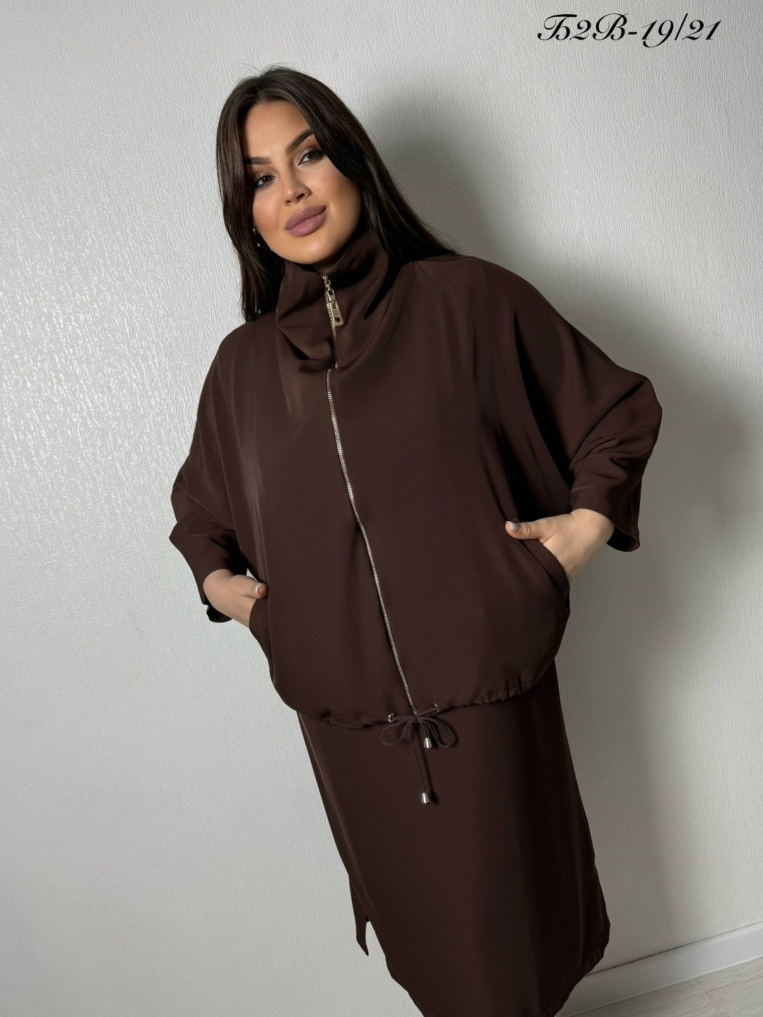 костюм с юбкой,трикотажные костюмы,женские костюмы с юбкой,женский костюм двойка,женщина в коричневом спортивном костюме