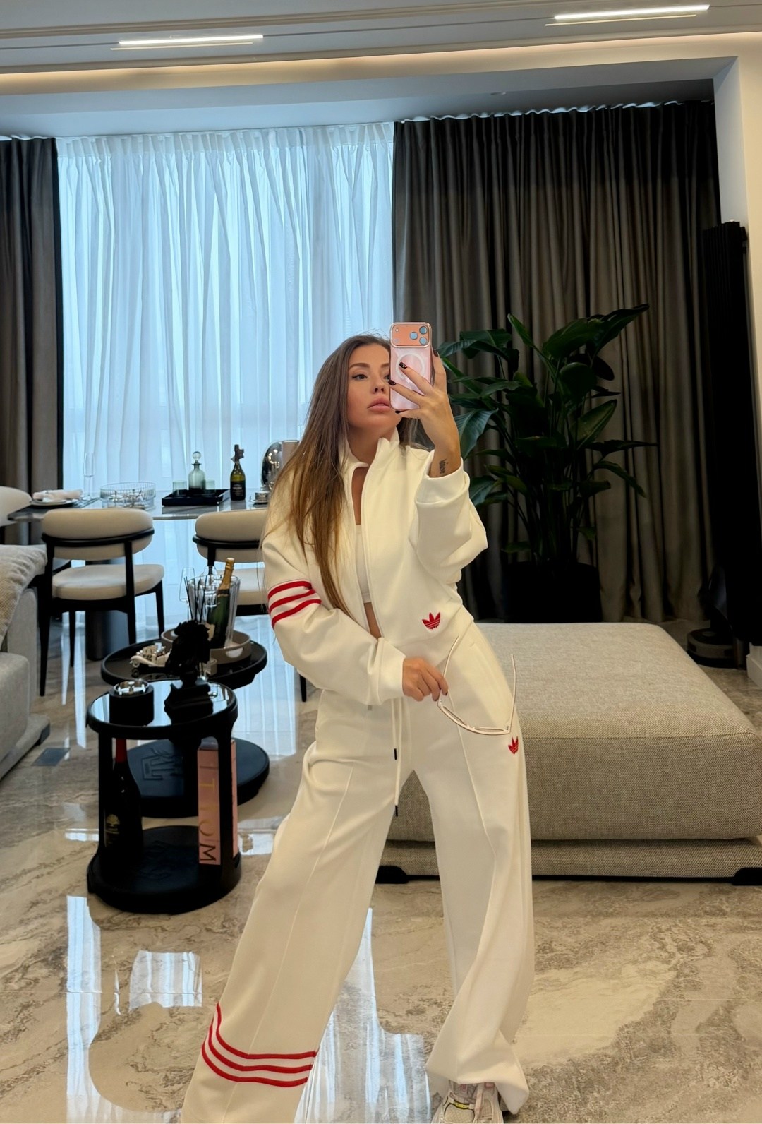 белый спортивный костюм в стиле celine,костюм спортивный женский,стильные костюмы,женский костюм,костюм спортивный