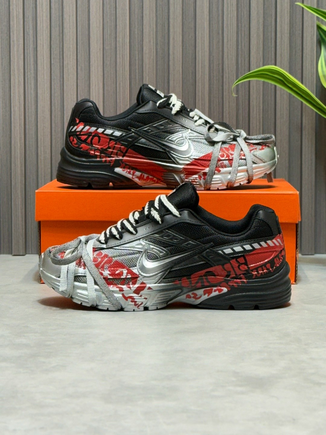 nike initiator кроссовки мужчины,nike кроссовки для бега,кроссовки для бега initiator мужские с низким верхом черные серебристые nike,кроссовки nike,кроссовки для бега p-6000 с низким верхом черный се