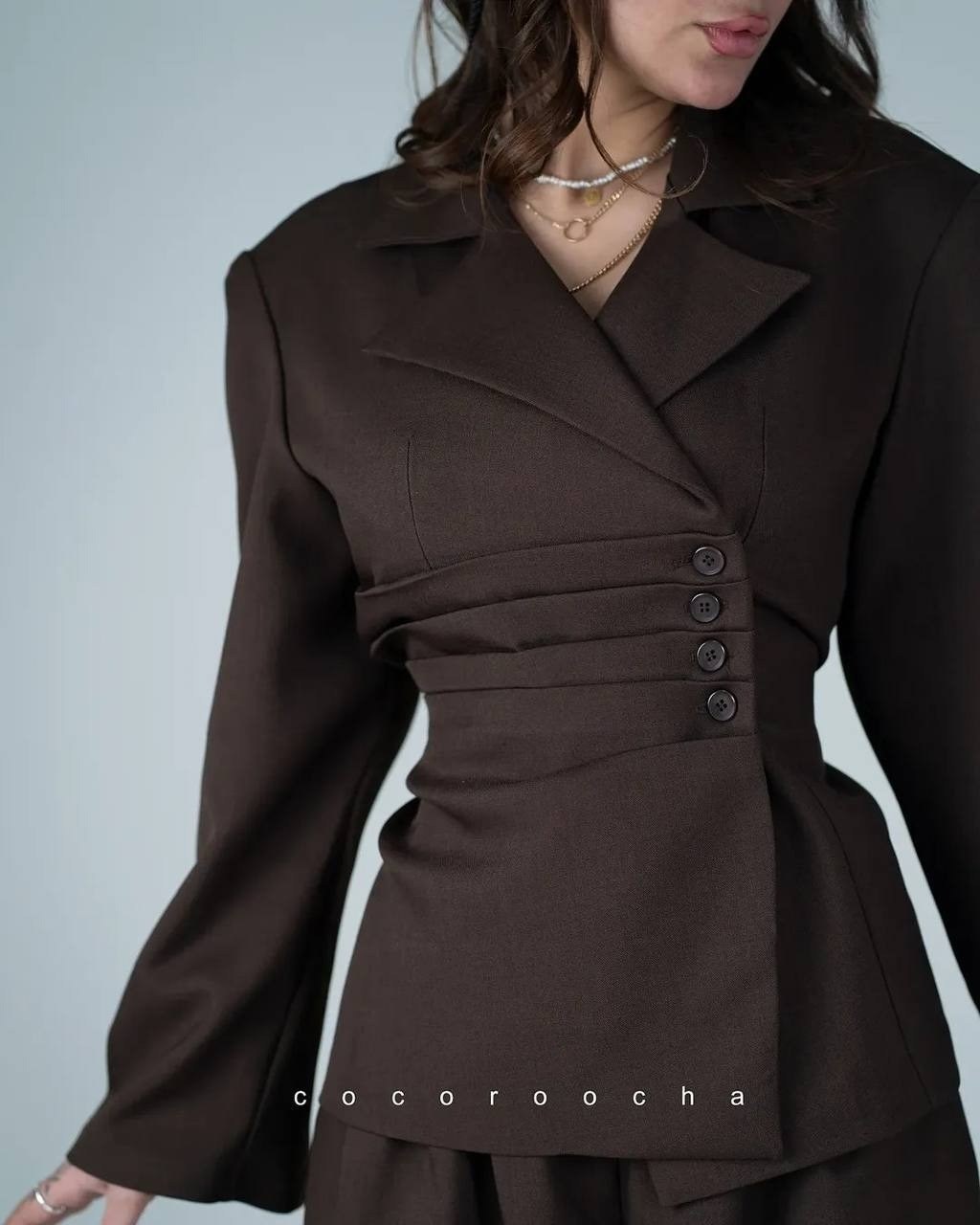 жакет,приталенный жакет,приталенный жакет шоколадного оттенка,жакет с защипами charmstore цвет: шоколадный,жакет и пиджак