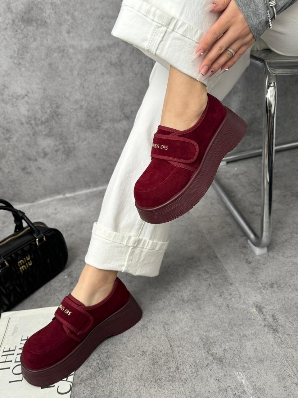 ,замшевые лоферы miu miu на высокий подошве и фирменной фурнитурой,женская , на платформе,обуви