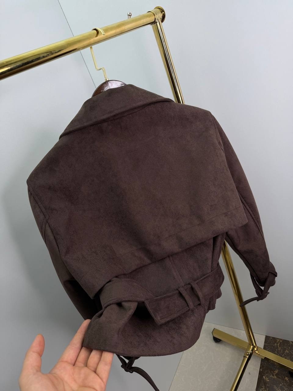 куртка косуха замшевая коричневая с поясом tadari,косуха кожаная куртка оверсайз saint shine,замшевая куртка,куртка замшевая женская,классическая коричневая замшевая женская куртка с поясом