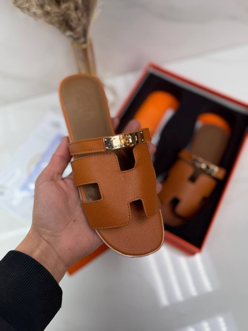 женские кожаные шлепки hermes oran коричневые,шлепки hermes oran,шлепки hermes женские,шлепки эрмес коричневые,шлепанцы hermes