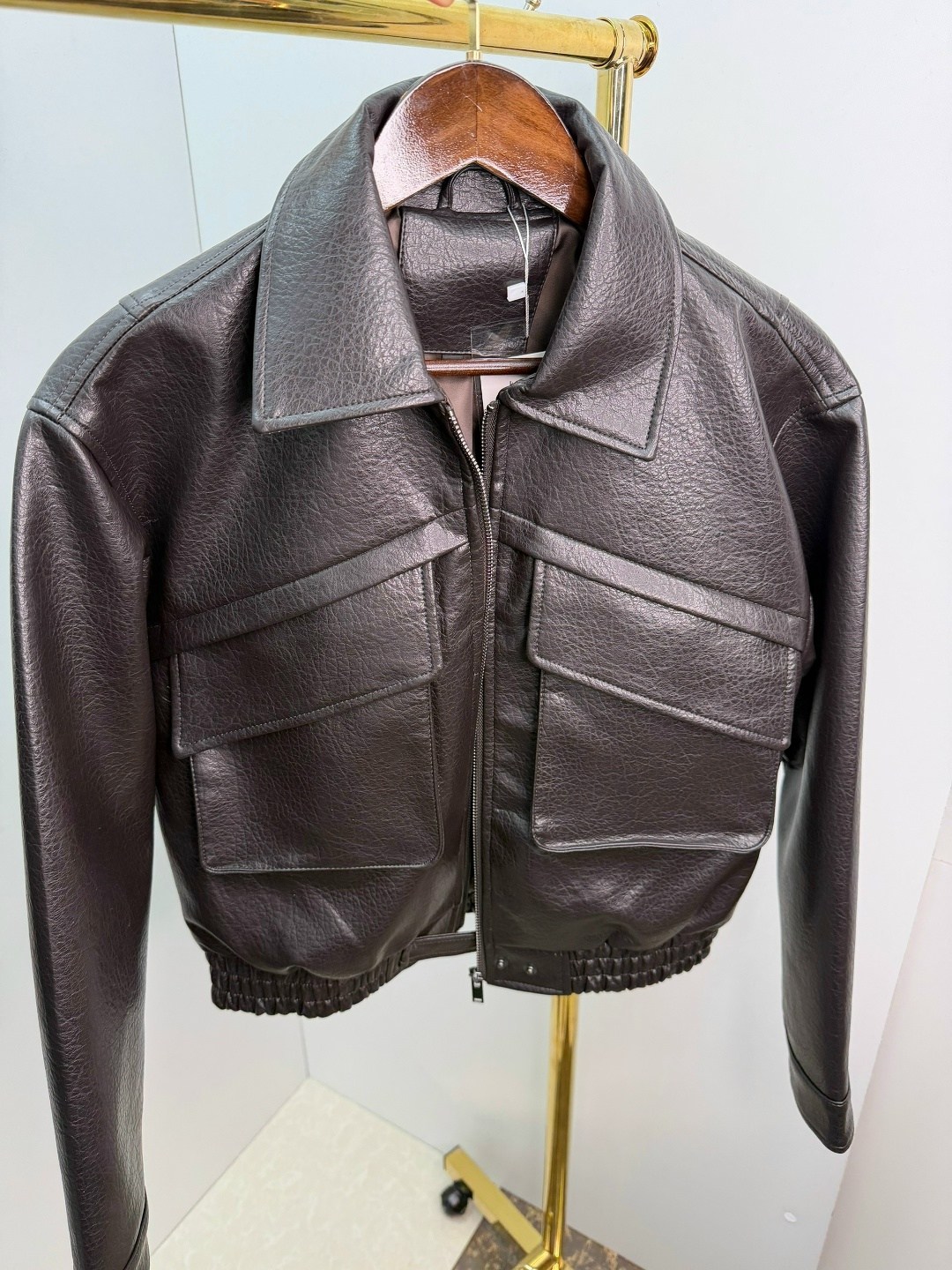 кожаная куртка,куртка кожаная женская,куртка бомбер,кожаный бомбер,кожаная куртка бомбер женская