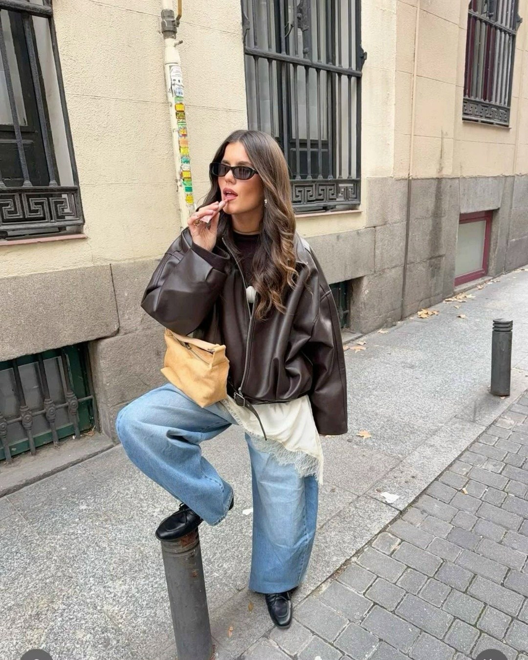 кожаная куртка,куртка модная,кожаная куртка с капюшоном,куртка бомбер,женская кожаная куртка