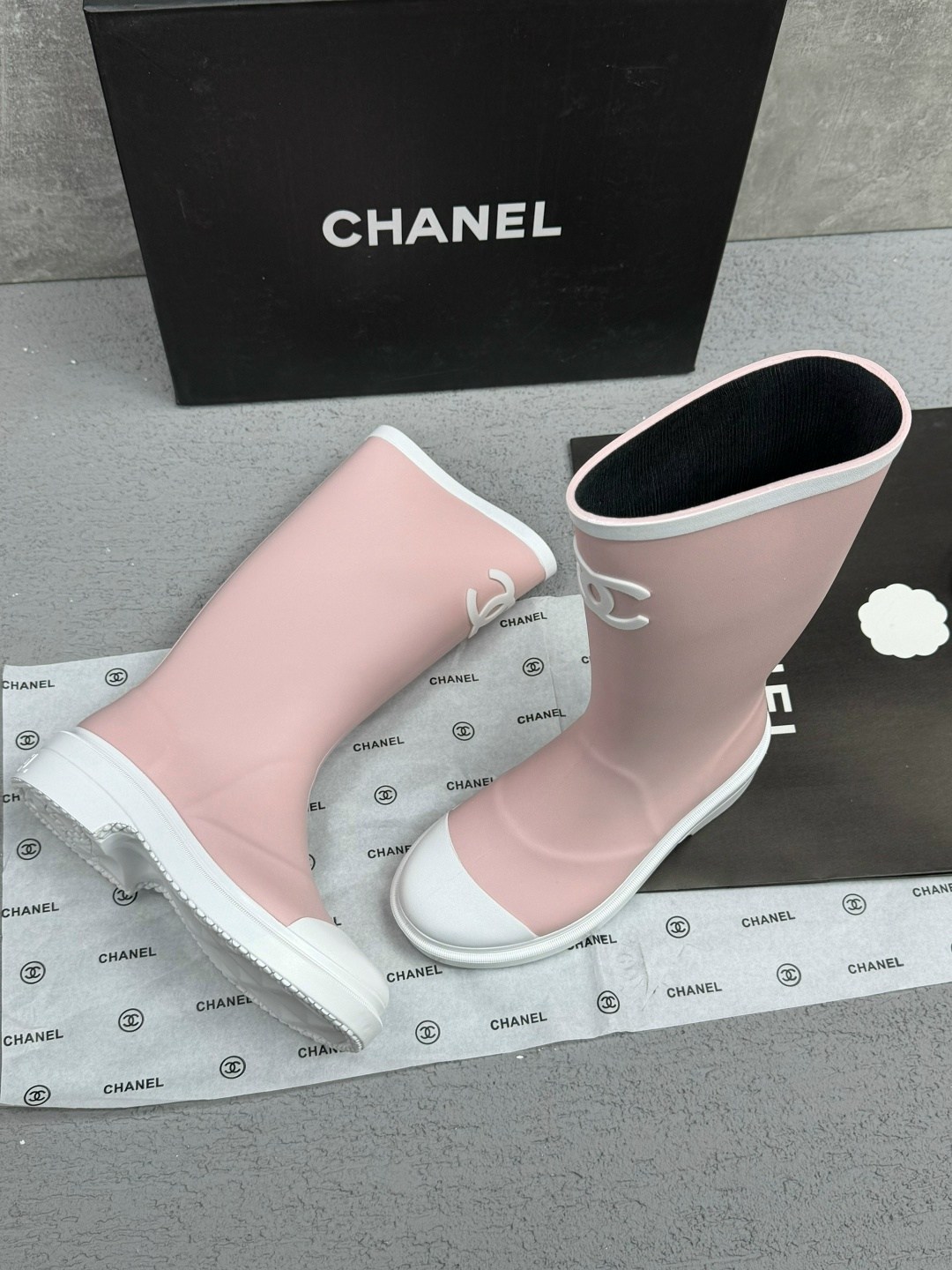 резиновые сапоги chanel,женские резиновые сапоги chanel,сапоги chanel,женские резиновые сапоги chanel черные,сапоги chanel для города осенью