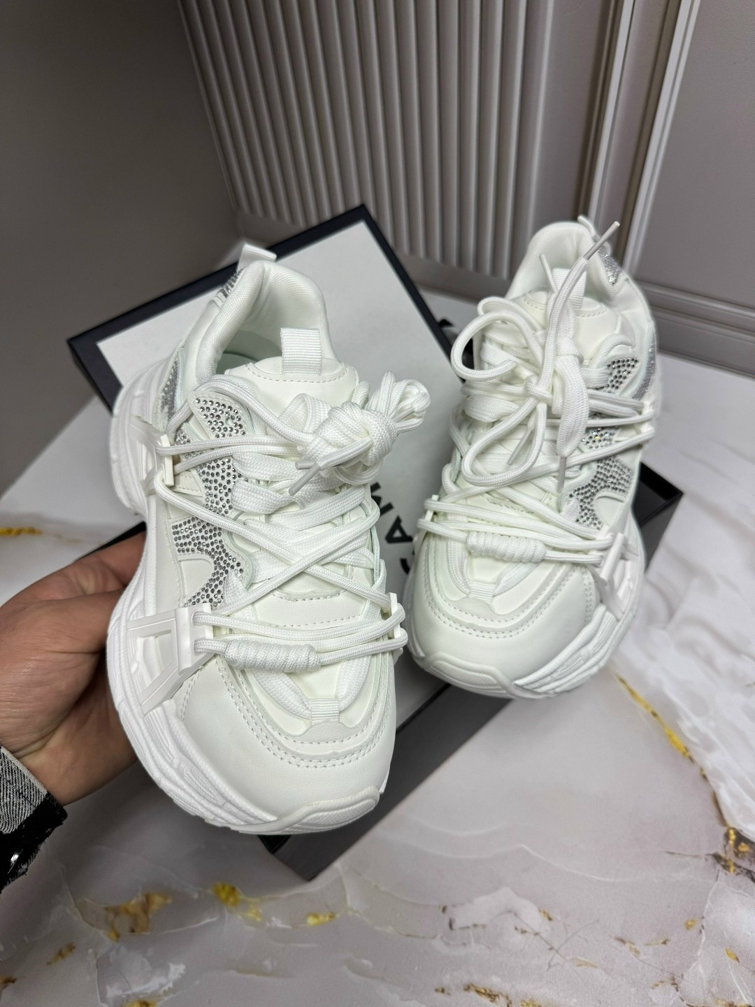 ,кроссовки женские,женские массивные кроссовки,женские кроссовки на массивной подошве,черные кроссовки