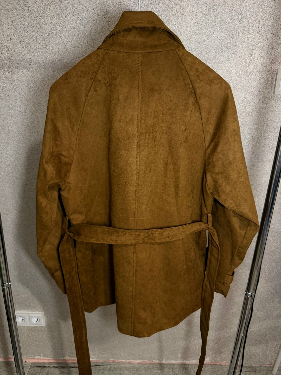 классическая коричневая замшевая женская куртка с поясом,замшевая куртка,замшевый плащ,замшевый тренч,izeta коричневое пальто из замши