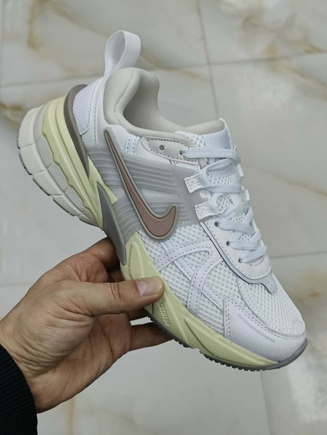 nike v2k run женские беговые кроссовки,кроссовки,женские кроссовки,женские кроссовки nike,кроссовки для бега initiator женские с низким верхом розовые/белые/серебристые nike