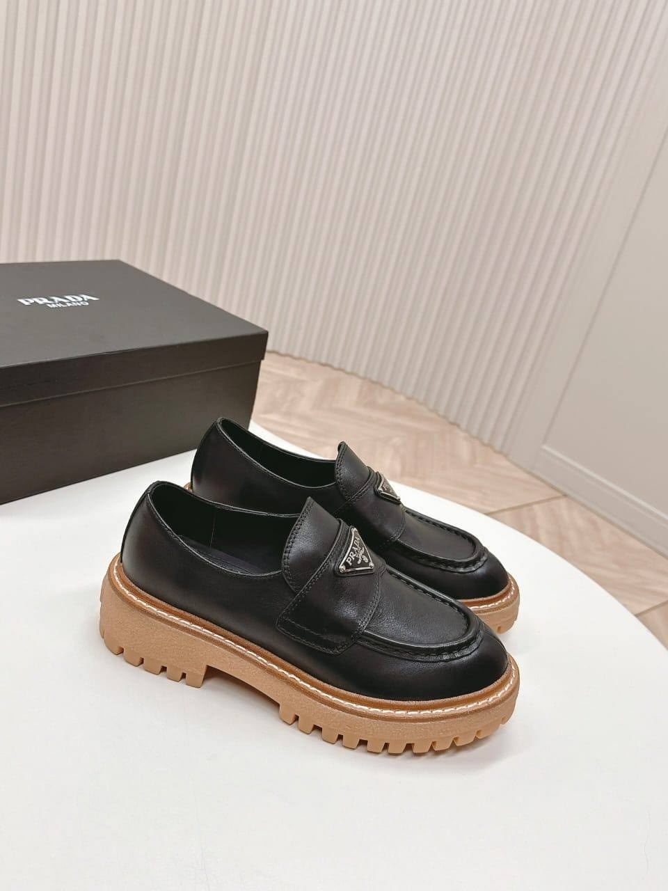 ,туфли лоферы женские,кожаные лоферы prada,лоферы женские коричневые,лоферы женские