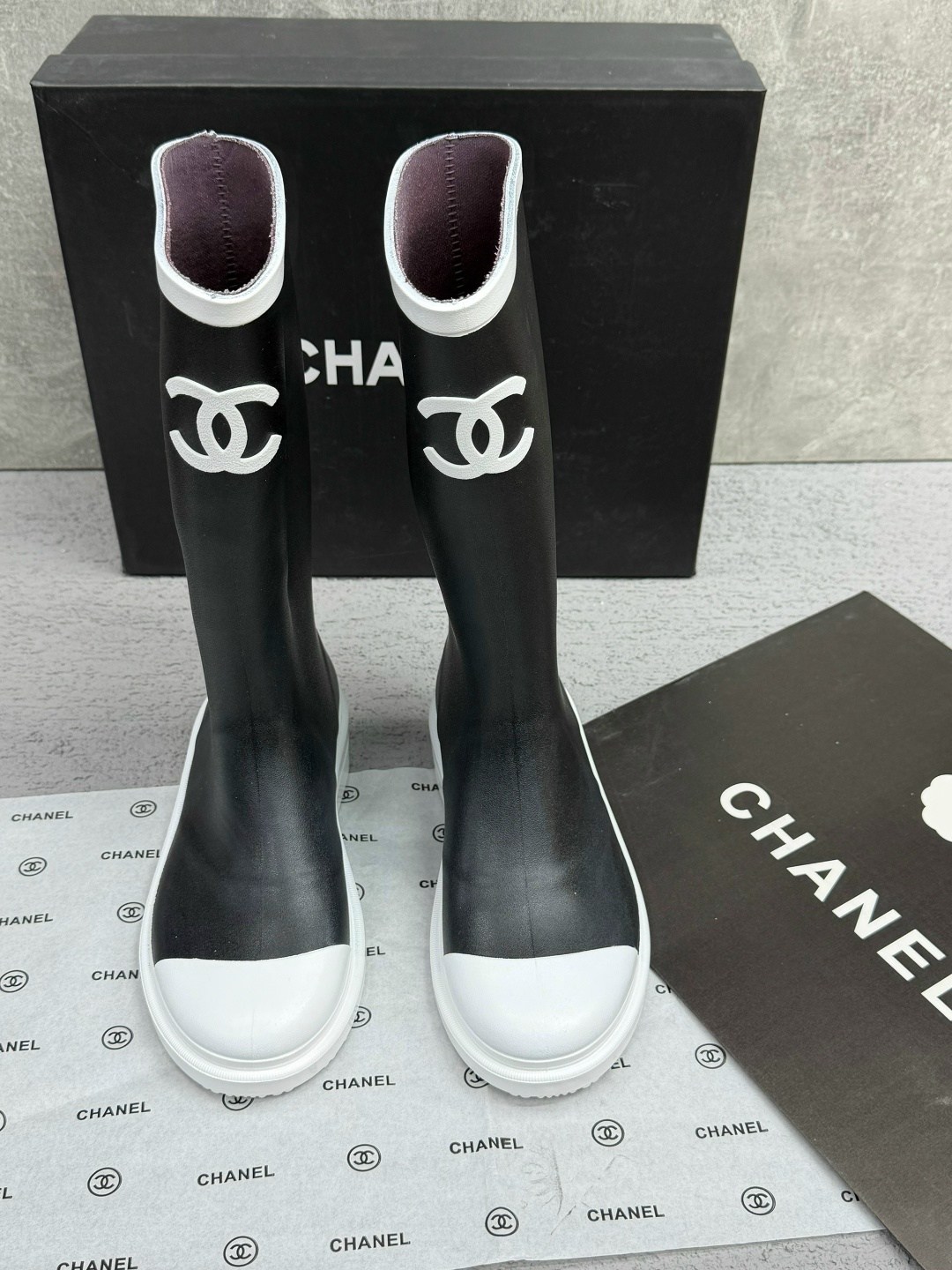 резиновые сапоги chanel,женские резиновые сапоги chanel,сапоги chanel,женские резиновые сапоги chanel черные,сапоги chanel для города осенью