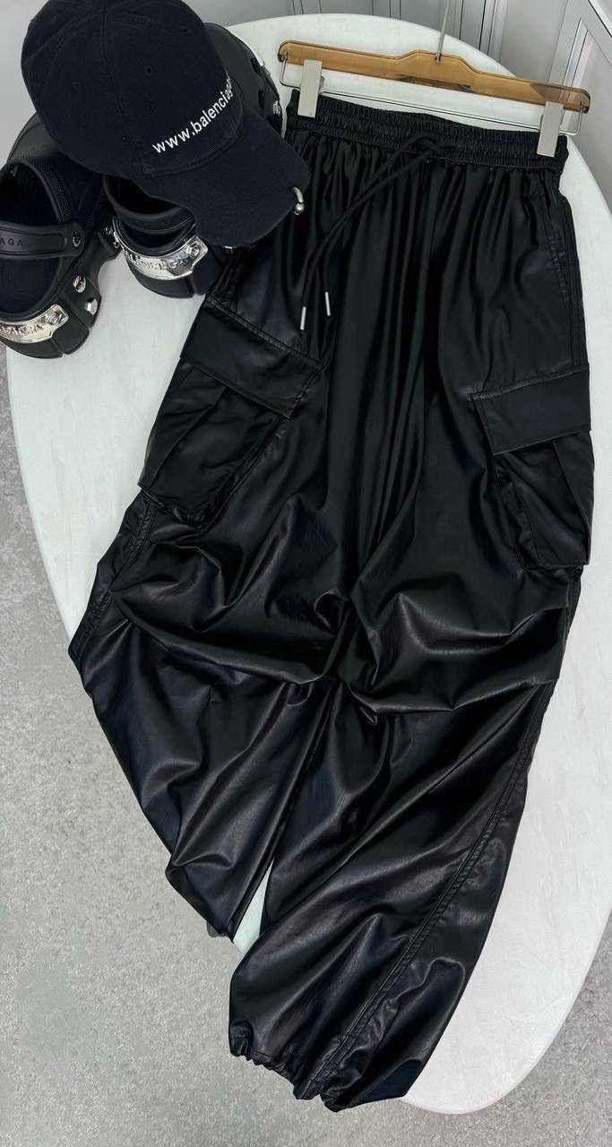 брюки карго p-marty lthf черный,мужские кожаные брюки-карго с несколькими карманами,брюки джоггеры кожаные,кожаные брюки карго,брюки с карманами