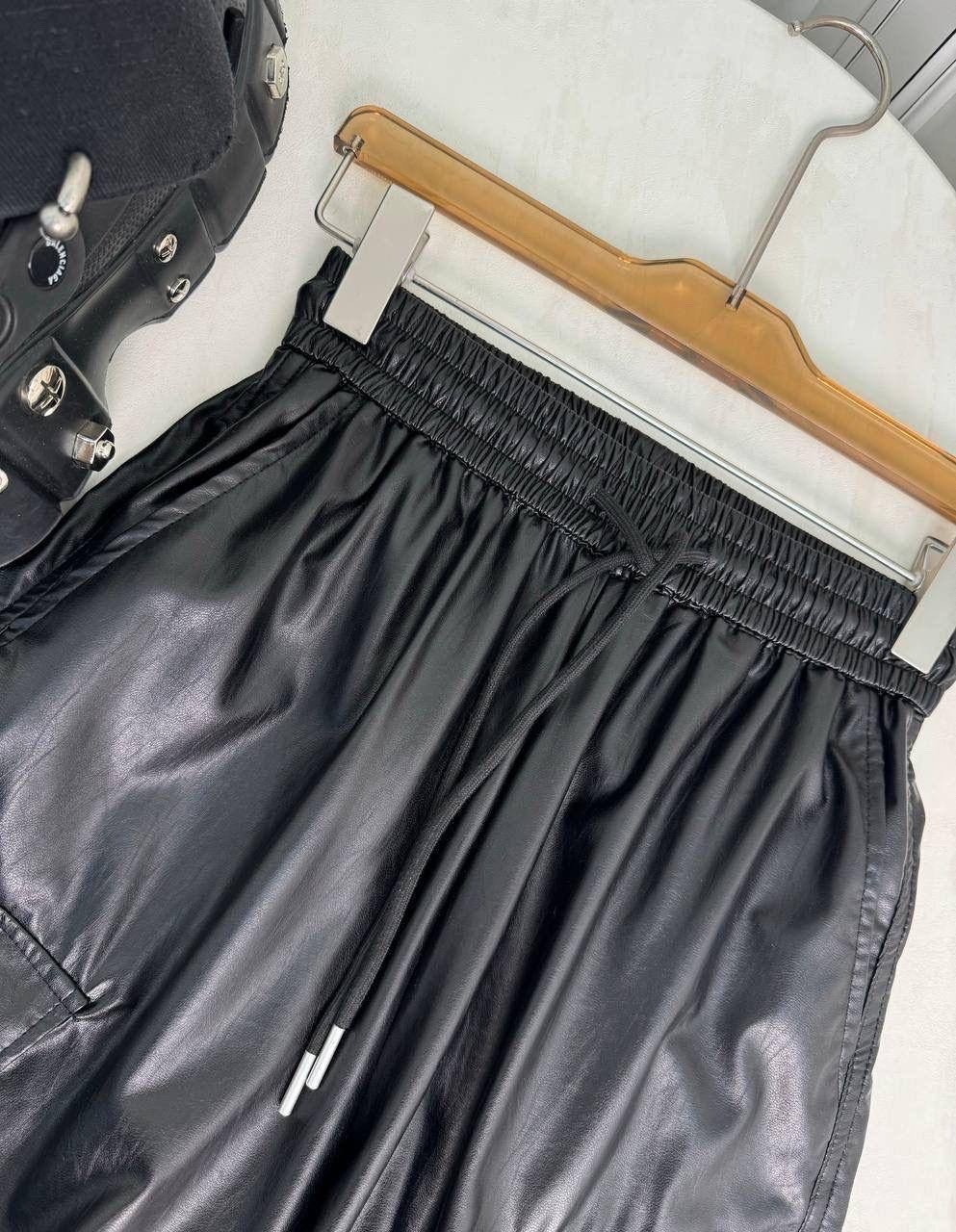 брюки карго p-marty lthf черный,мужские кожаные брюки-карго с несколькими карманами,брюки джоггеры кожаные,кожаные брюки карго,брюки с карманами