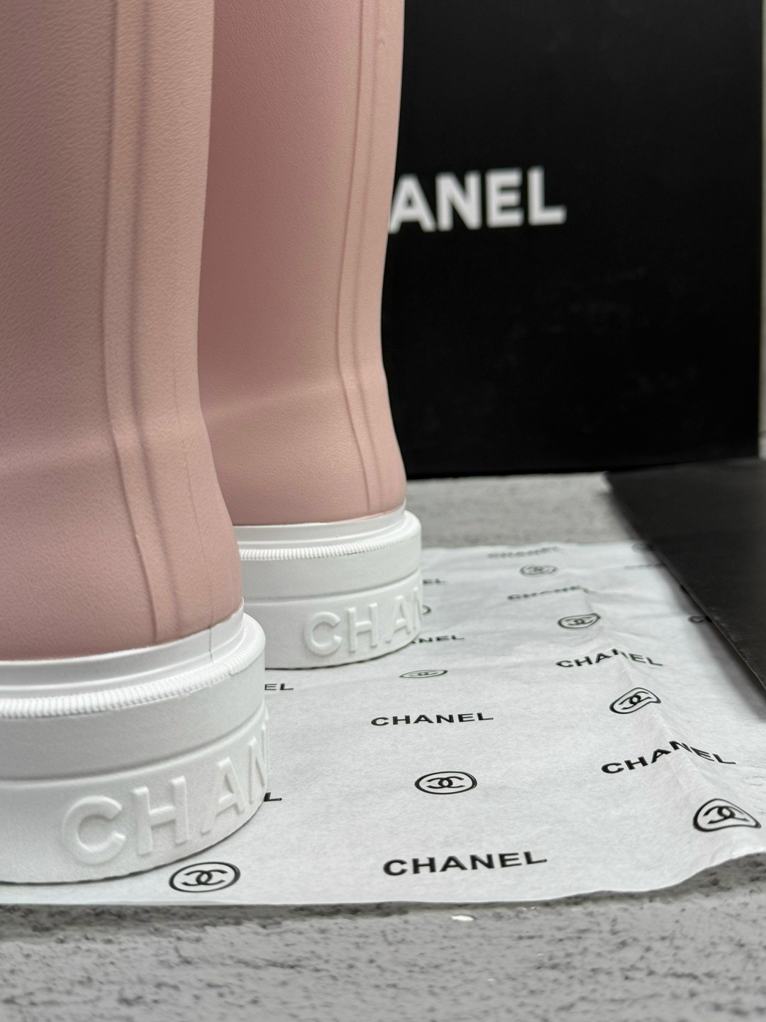 резиновые сапоги chanel,женские резиновые сапоги chanel,сапоги chanel,женские резиновые сапоги chanel черные,сапоги chanel для города осенью