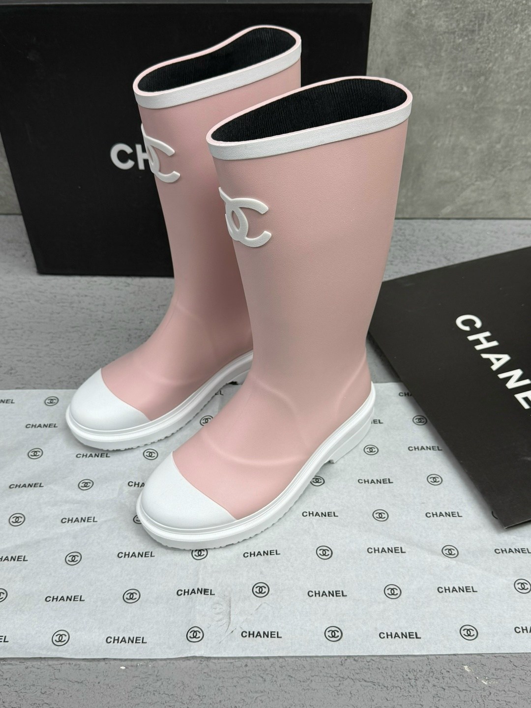 резиновые сапоги chanel,женские резиновые сапоги chanel,сапоги chanel,женские резиновые сапоги chanel черные,сапоги chanel для города осенью