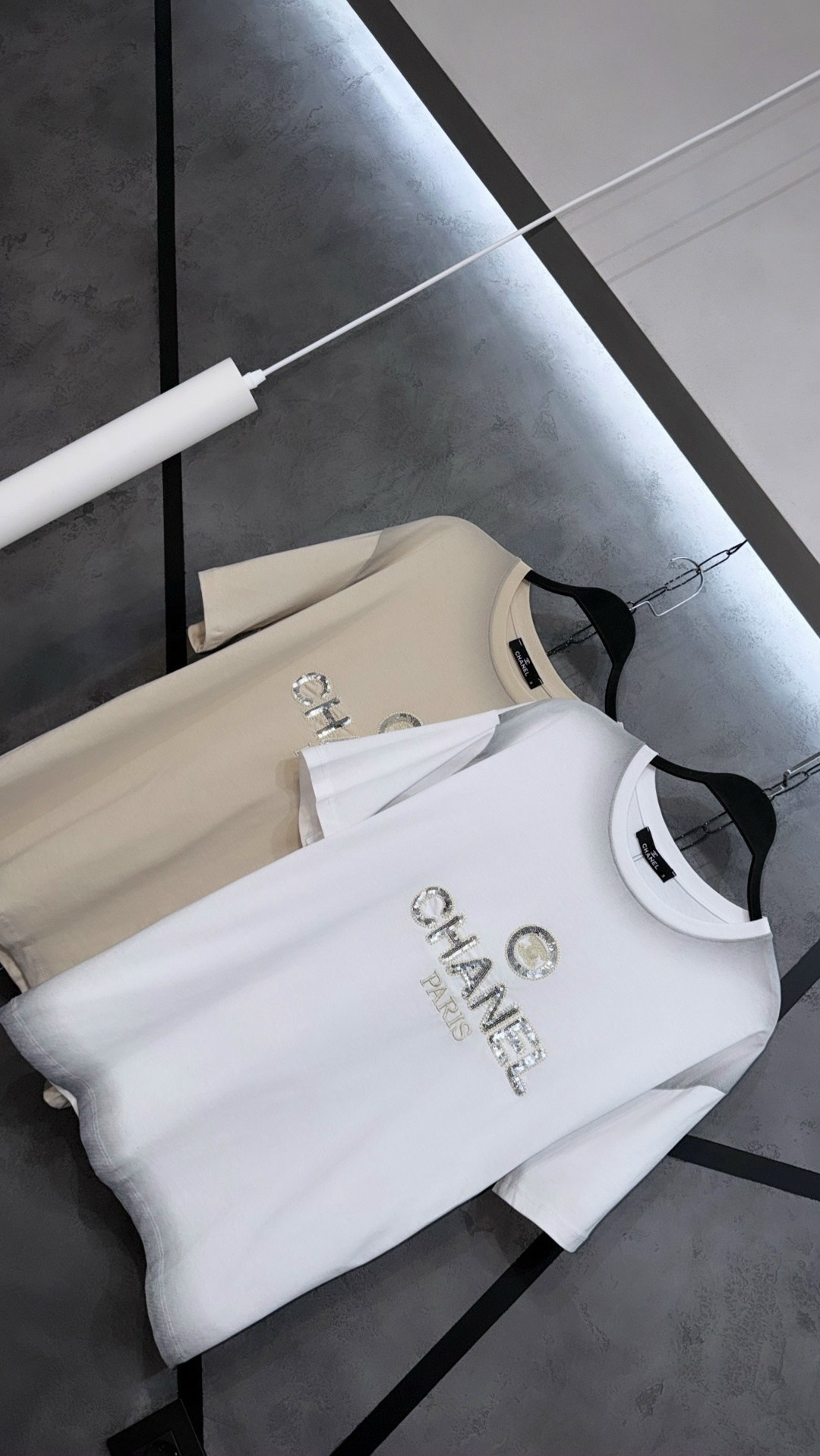 футболка chanel,футболка женская chanel,футболки модные,шанель одежда,футболки для женщин