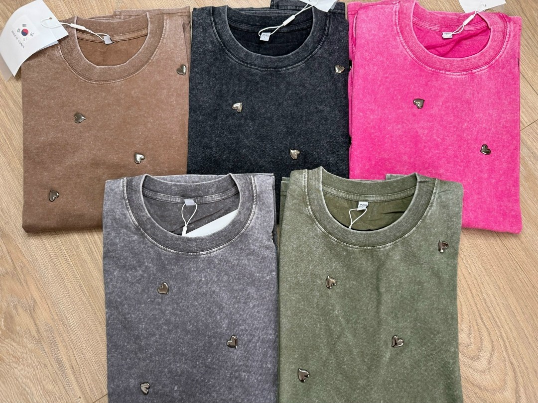 свитшот женская,футболка с эффектом варёнки в стиле оверсайз,футболка женская с эффектом варёнки в стиле оверсайз с маленькими сердечками,свитшот со стразами,женская кофта