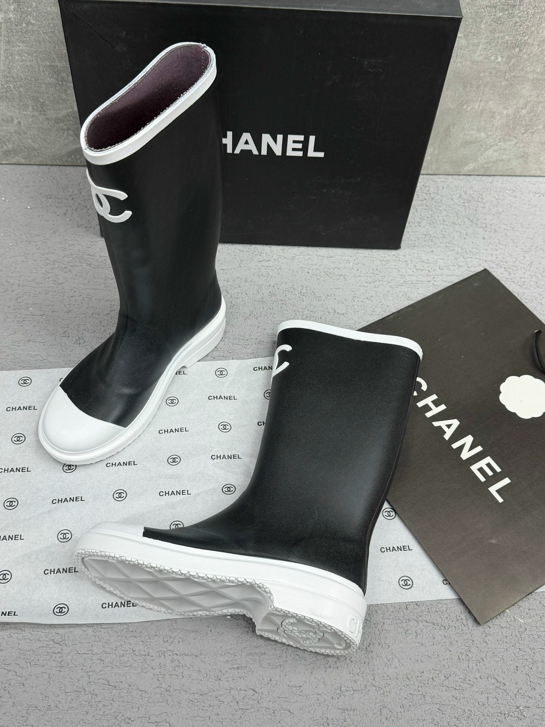 резиновые сапоги chanel,женские резиновые сапоги chanel,сапоги chanel,женские резиновые сапоги chanel черные,сапоги chanel для города осенью