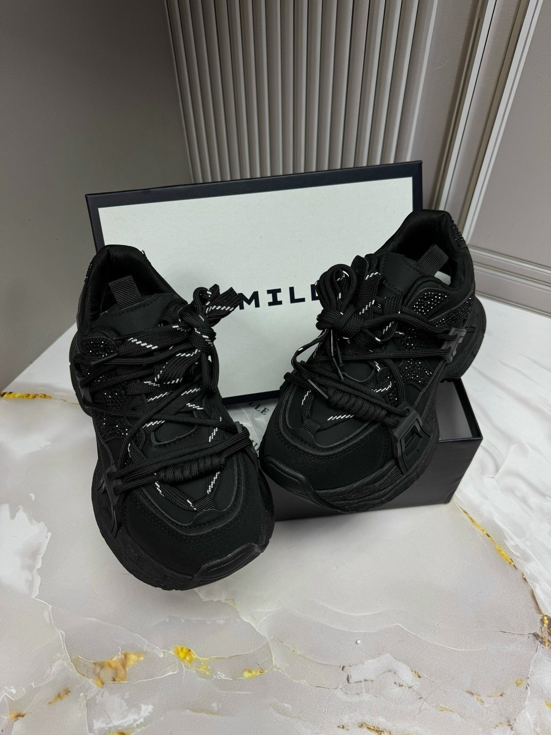 ,кроссовки женские,женские массивные кроссовки,женские кроссовки на массивной подошве,черные кроссовки