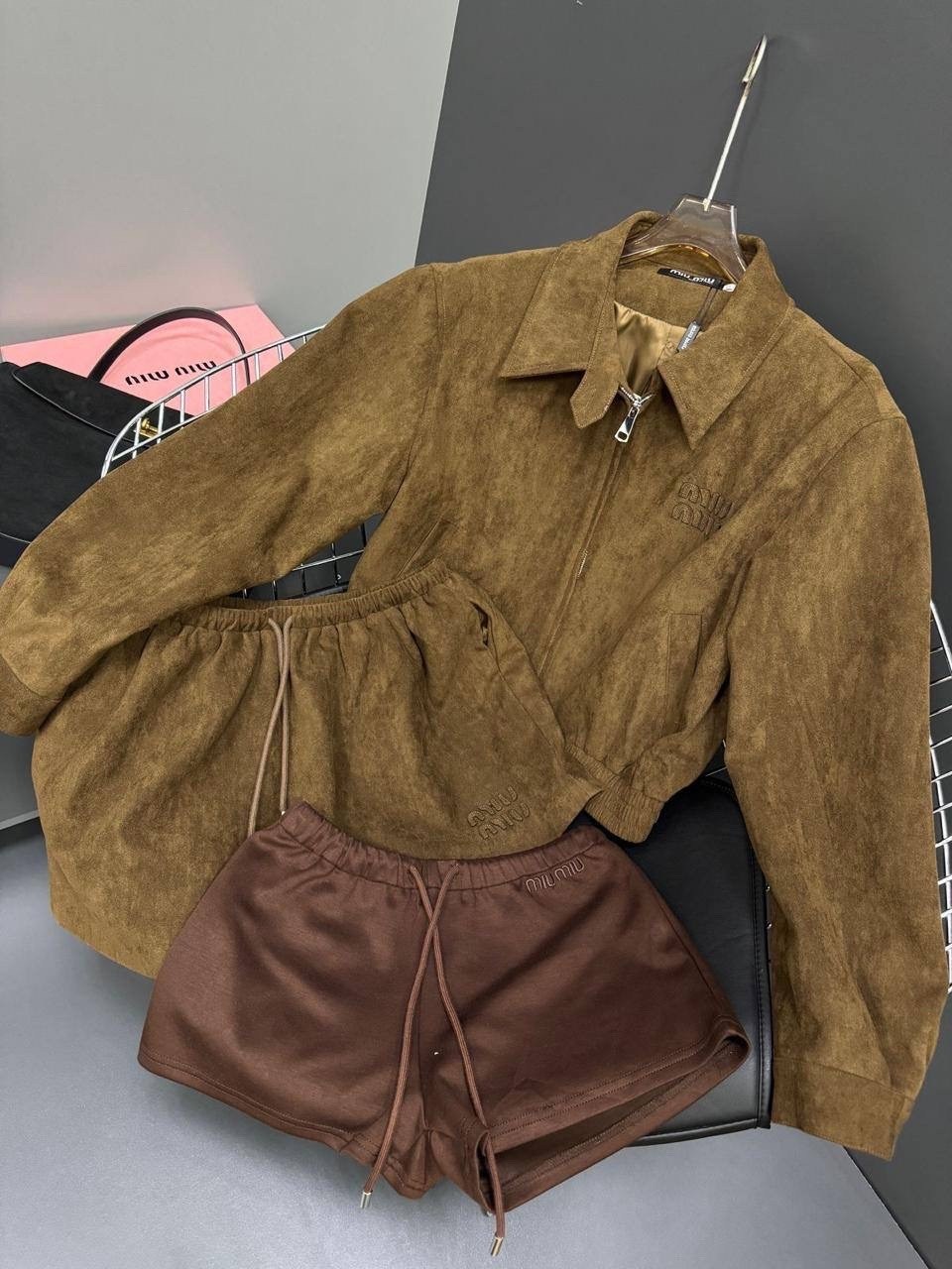 куртка замшевая,костюм с юбкой,куртка бомбер,вельветовый костюм с юбкой,костюм из вельвета