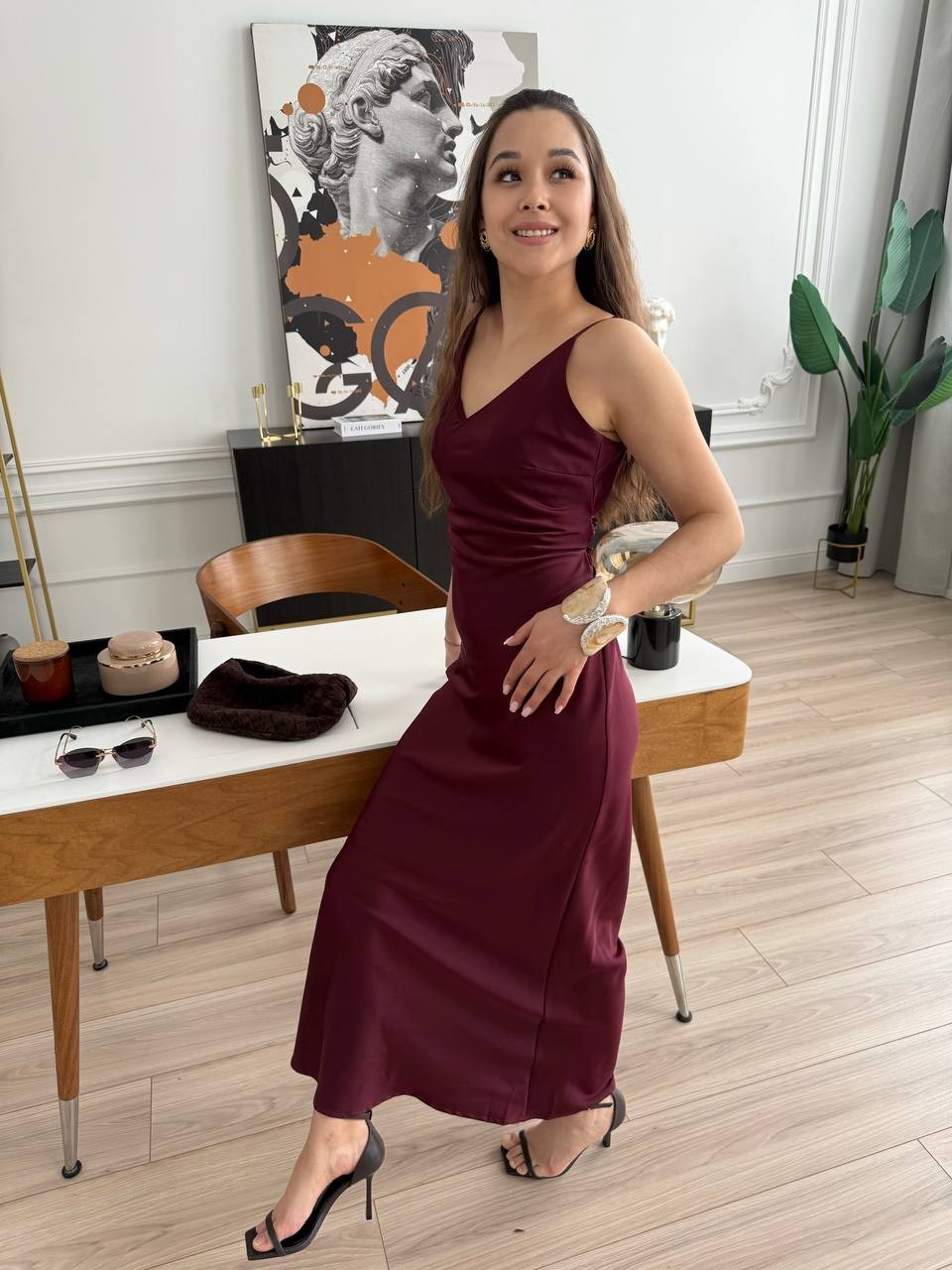платье-комбинация из премиум-шёлка в бордовом цвете,атласное платье-комбинация макси с круглым вырезом в бордовом цвете asos design,бордовое платье комбинация,платье комбинация шелковое,платье комбина
