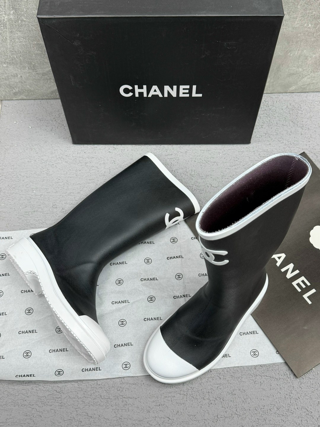 резиновые сапоги chanel,женские резиновые сапоги chanel,сапоги chanel,женские резиновые сапоги chanel черные,сапоги chanel для города осенью