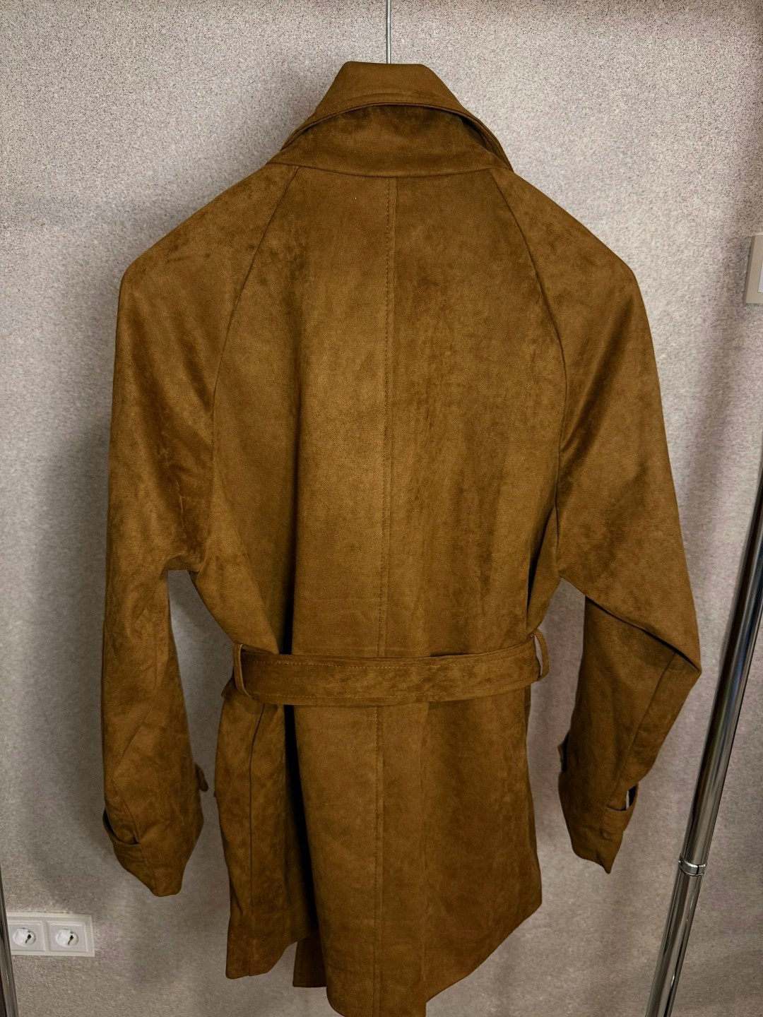 классическая коричневая замшевая женская куртка с поясом,замшевая куртка,замшевый плащ,замшевый тренч,izeta коричневое пальто из замши