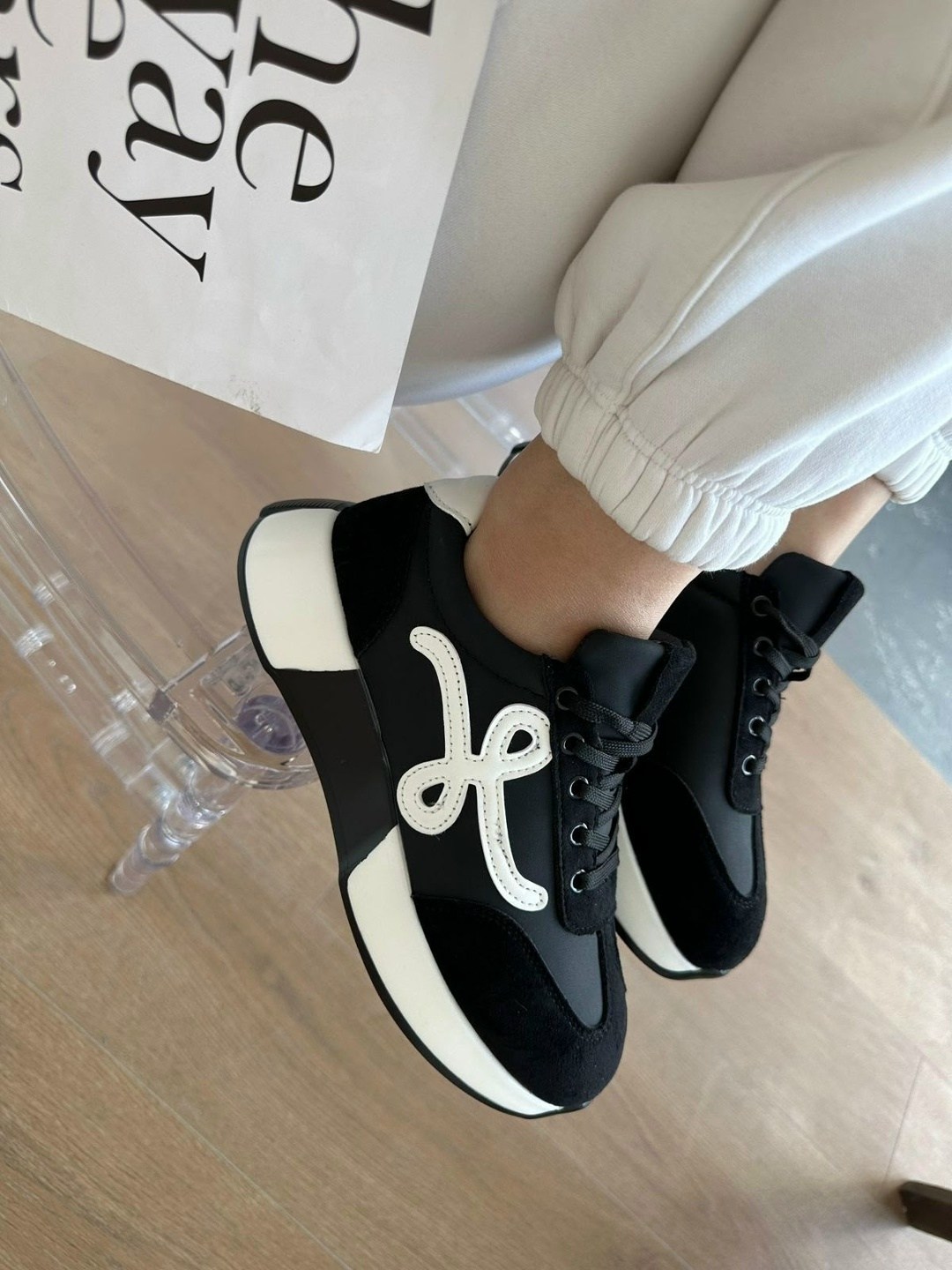 ,кроссовки женскиe,кроссовки найк женские черные на белой подошве,черные кроссовки,кроссовки модные
