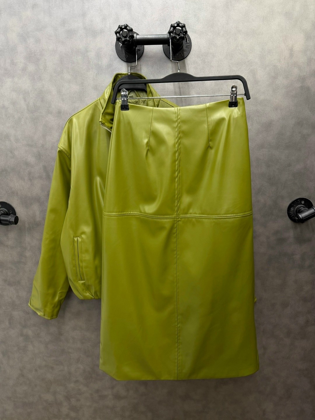 стильные наряды,женский костюм,женские наряды,кожаная куртка