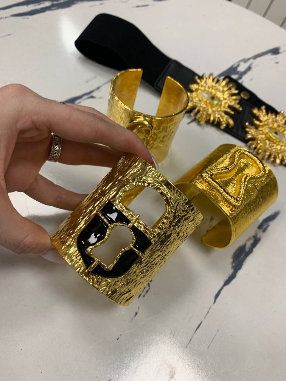 широкие браслеты,металлические браслеты-манжеты золотого цвета,ювелирные браслет,браслет,ювелирное украшение