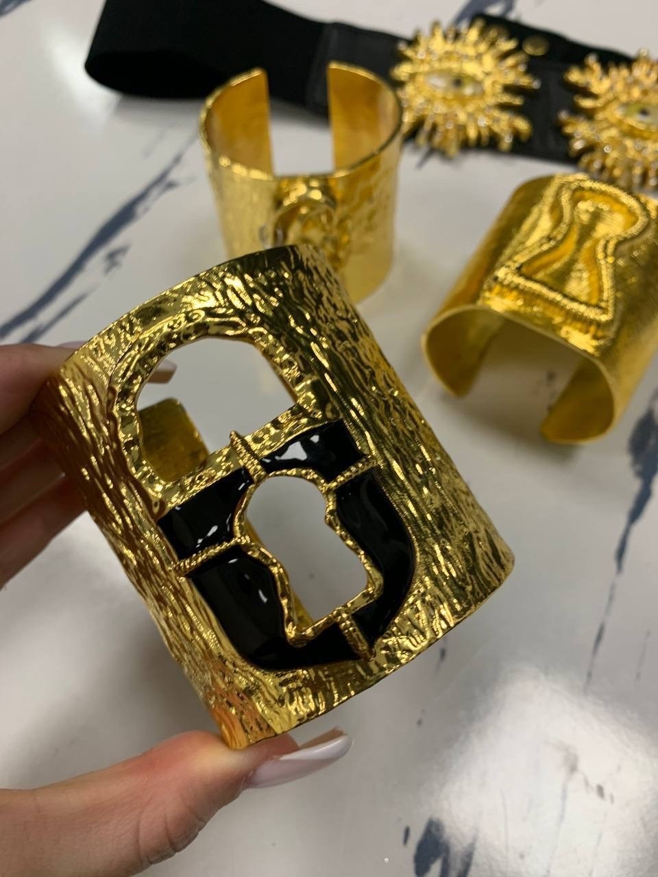 широкие браслеты,металлические браслеты-манжеты золотого цвета,ювелирные браслет,браслет,ювелирное украшение