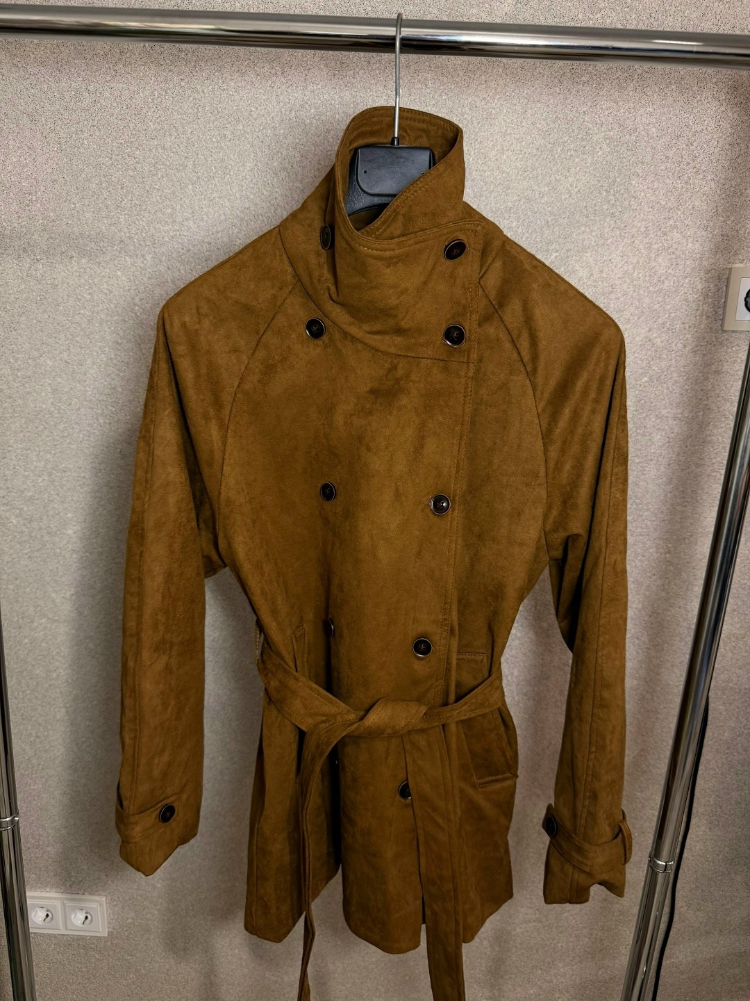 классическая коричневая замшевая женская куртка с поясом,замшевая куртка,замшевый плащ,замшевый тренч,izeta коричневое пальто из замши