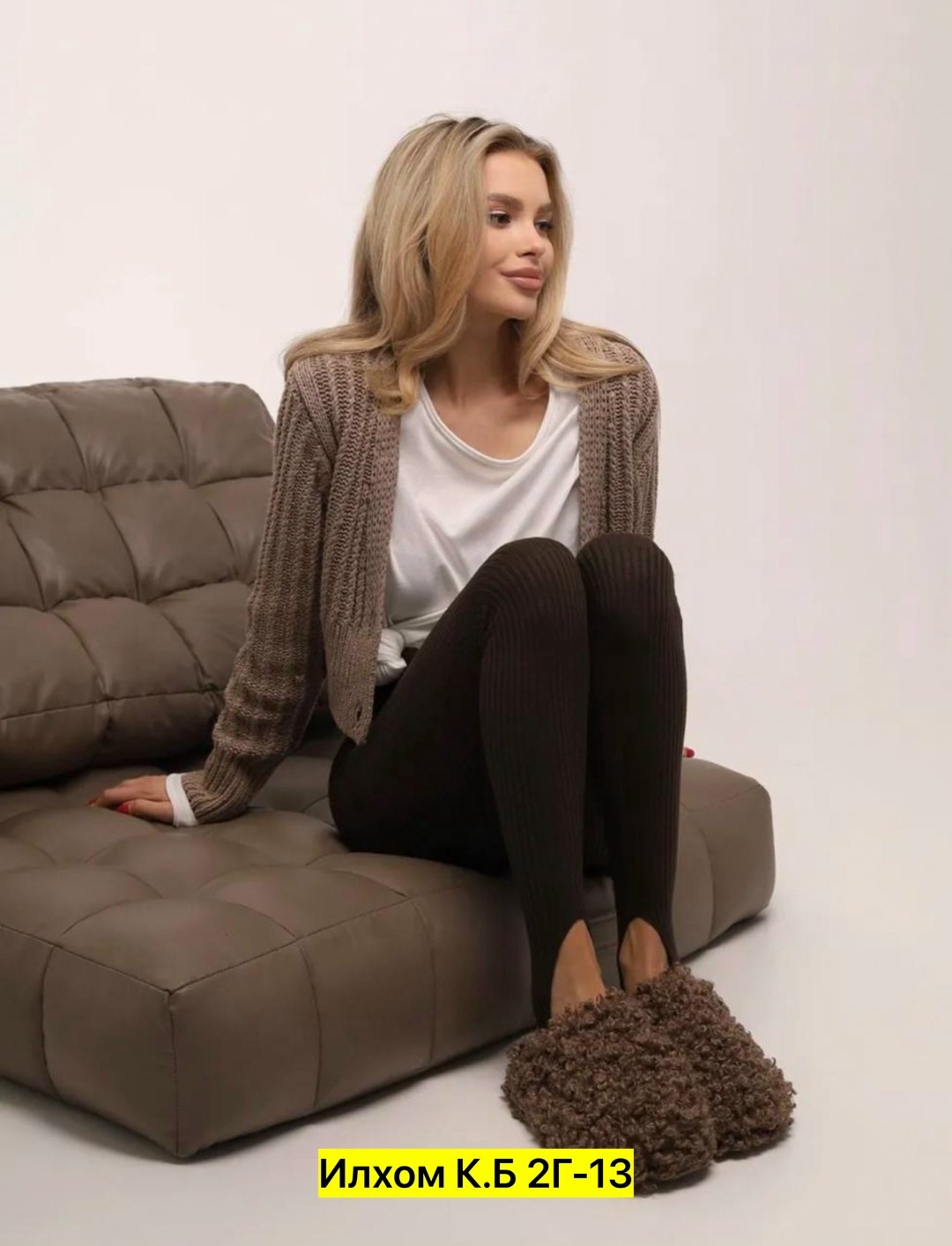 бежевые трикотажные леггинсы в рубчик,легинсы со штрипками,лосины со штрипками,бежевые спортивные леггинсы в рубчик для женщин,легинсы женские