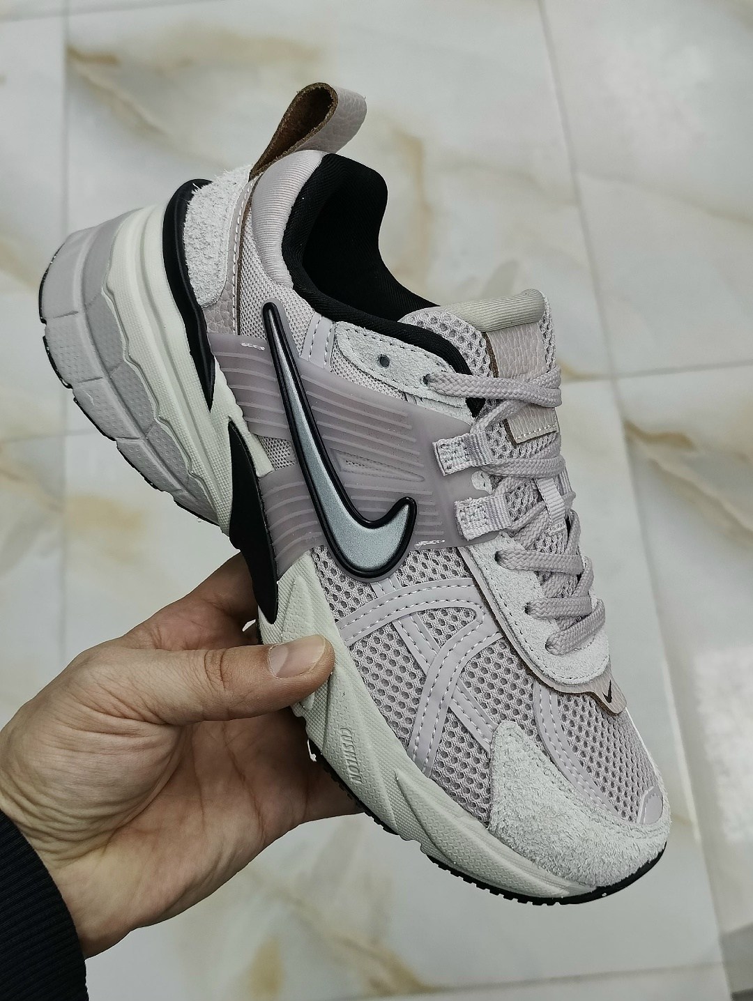 nike v2k run женские беговые кроссовки,кроссовки,женские кроссовки,женские кроссовки nike,кроссовки для бега initiator женские с низким верхом розовые/белые/серебристые nike