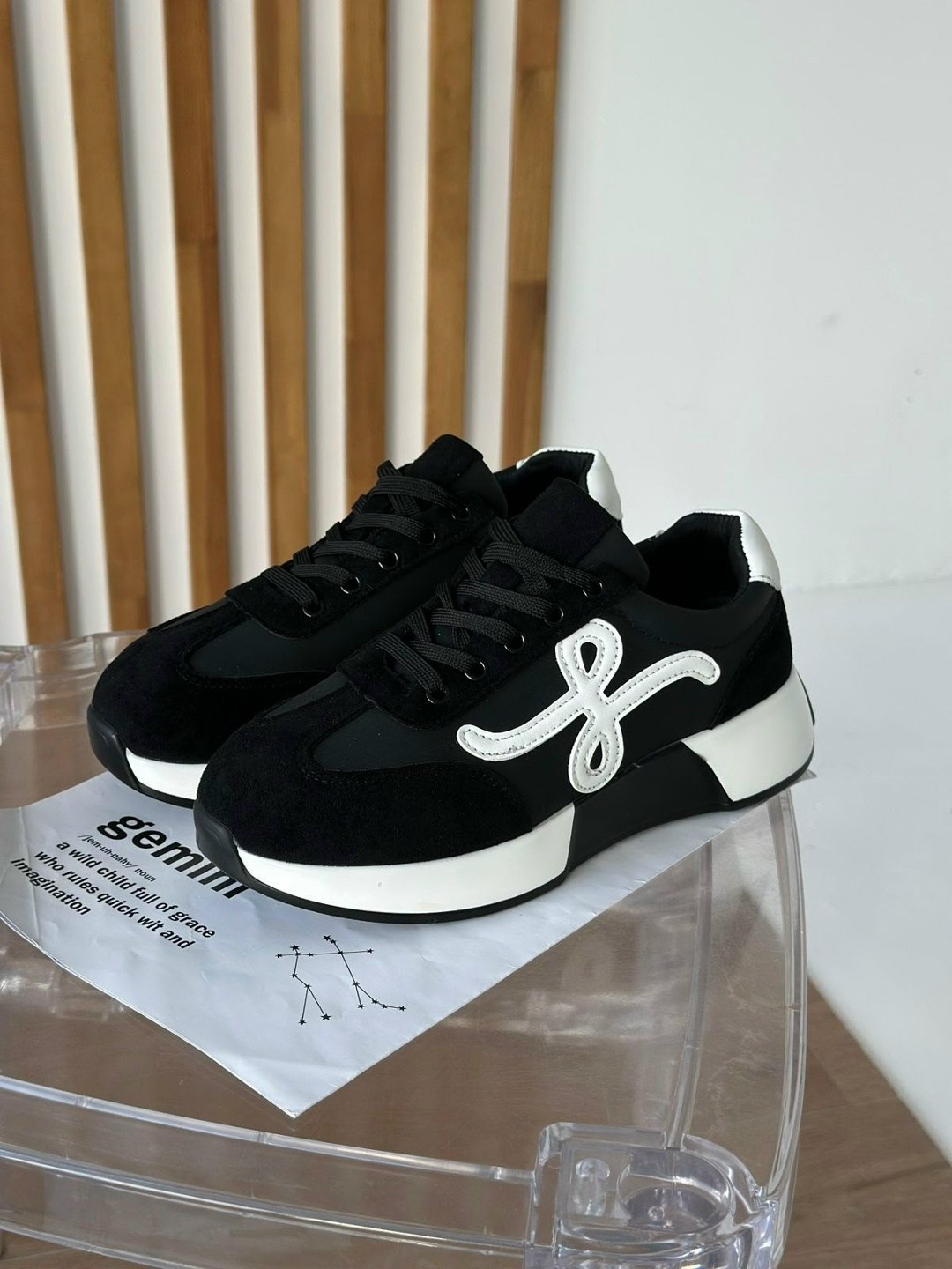 ,кроссовки женскиe,кроссовки найк женские черные на белой подошве,черные кроссовки,кроссовки модные