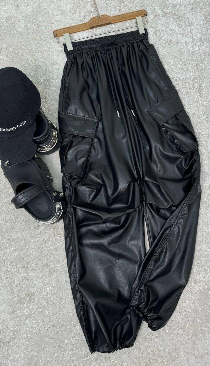 брюки карго p-marty lthf черный,мужские кожаные брюки-карго с несколькими карманами,брюки джоггеры кожаные,кожаные брюки карго,брюки с карманами