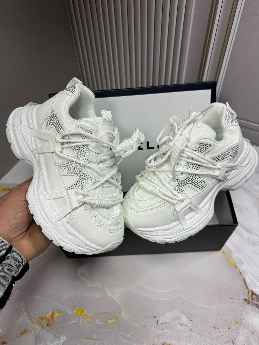 ,кроссовки женские,женские массивные кроссовки,женские кроссовки на массивной подошве,черные кроссовки