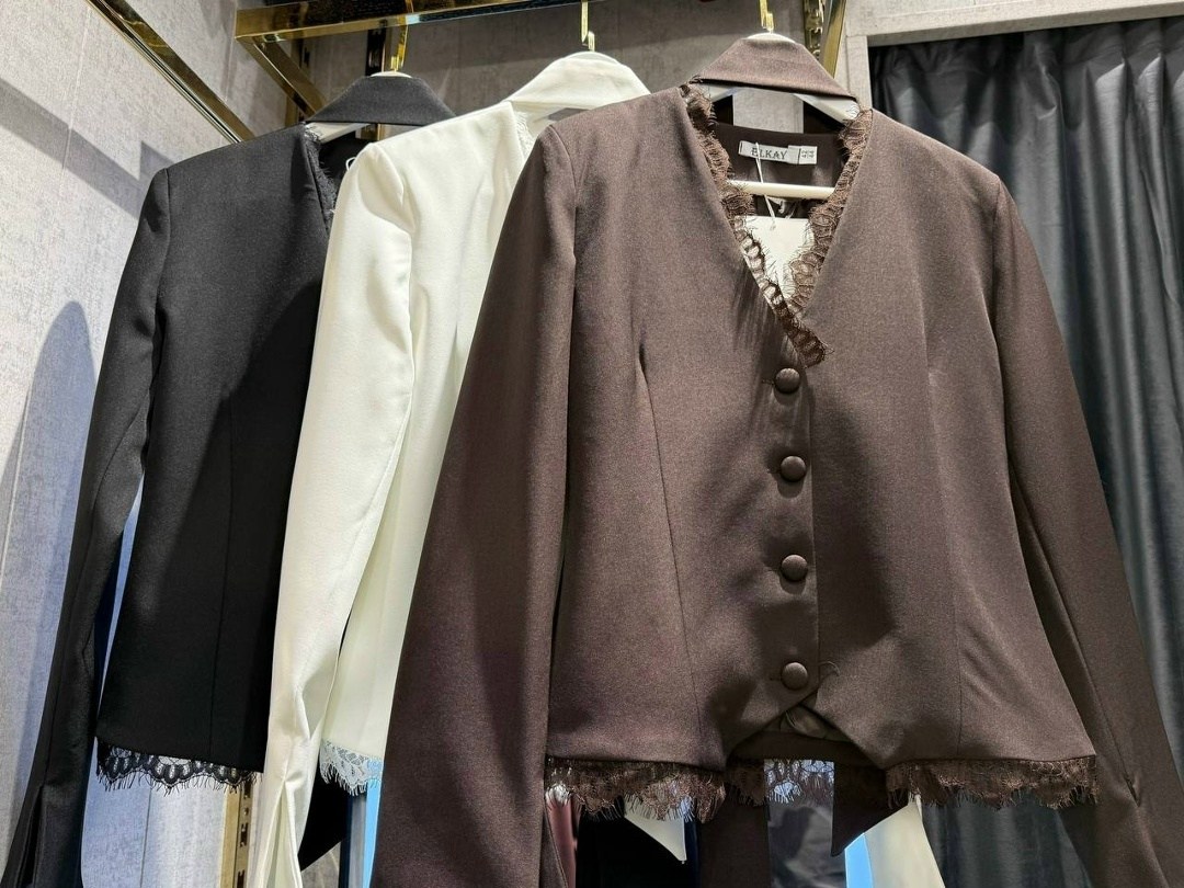 платье пиджак с кружевом,блейзер с кружевом,платье пиджак с гипюром,атласная юбка,пиджак с гипюром