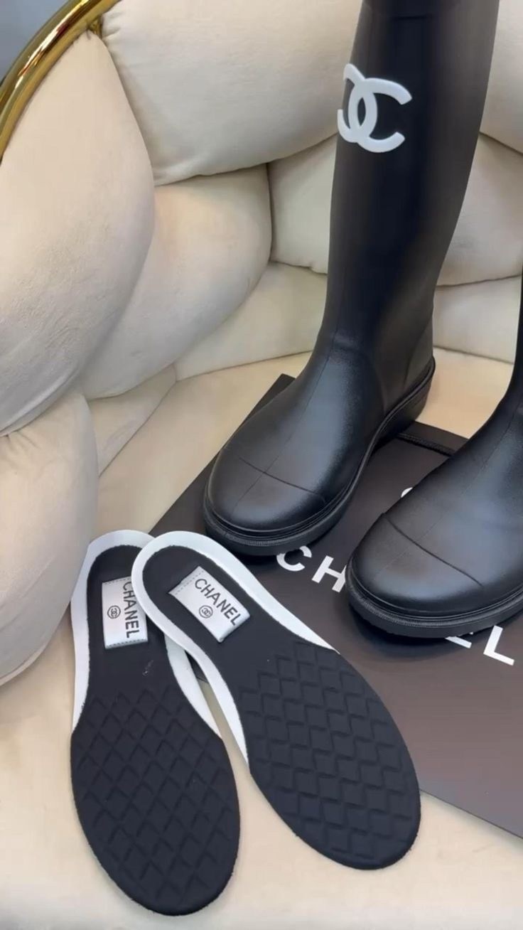 резиновые сапоги chanel,женские резиновые сапоги chanel черные,chanel черные резиновые сапоги для женщин,шанель сапоги резиновые,чёрные резиновые сапоги chanel