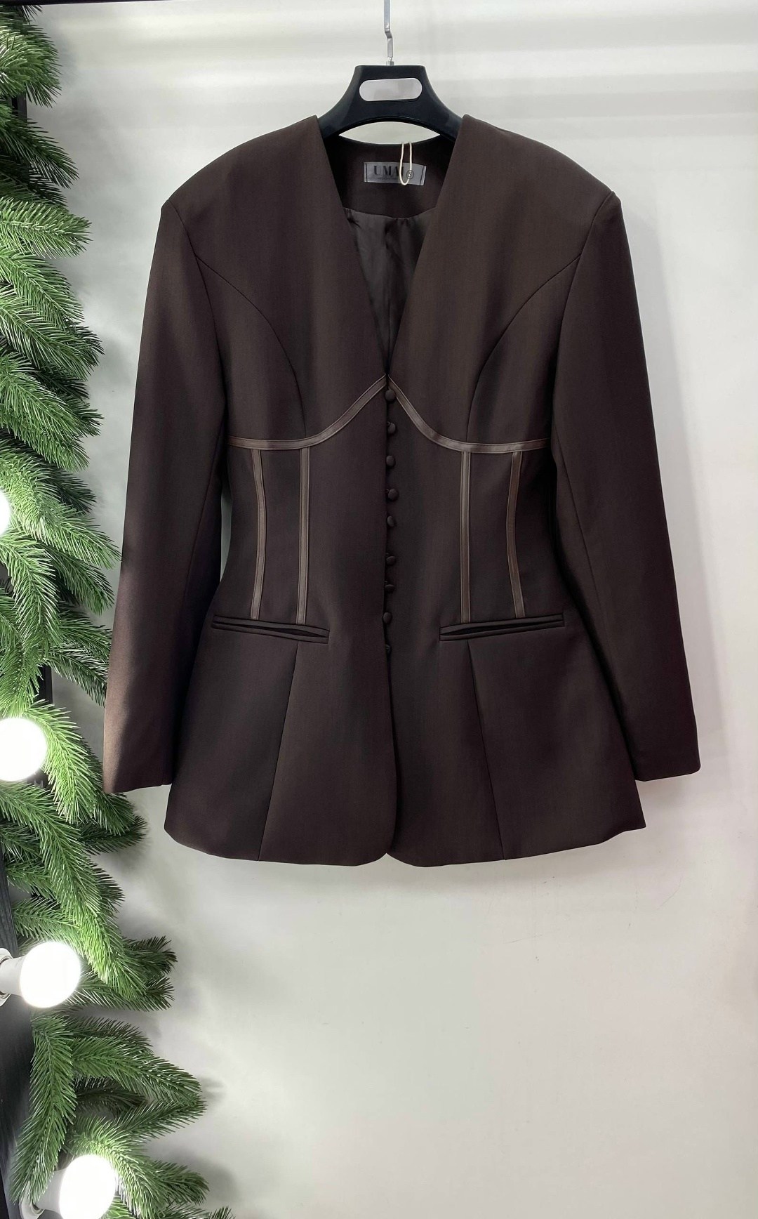 приталенный пиджак с корсетом на талии boohoo черный,приталенный пиджак,корсет под пиджак,пиджак корсет,образ с пиджаком