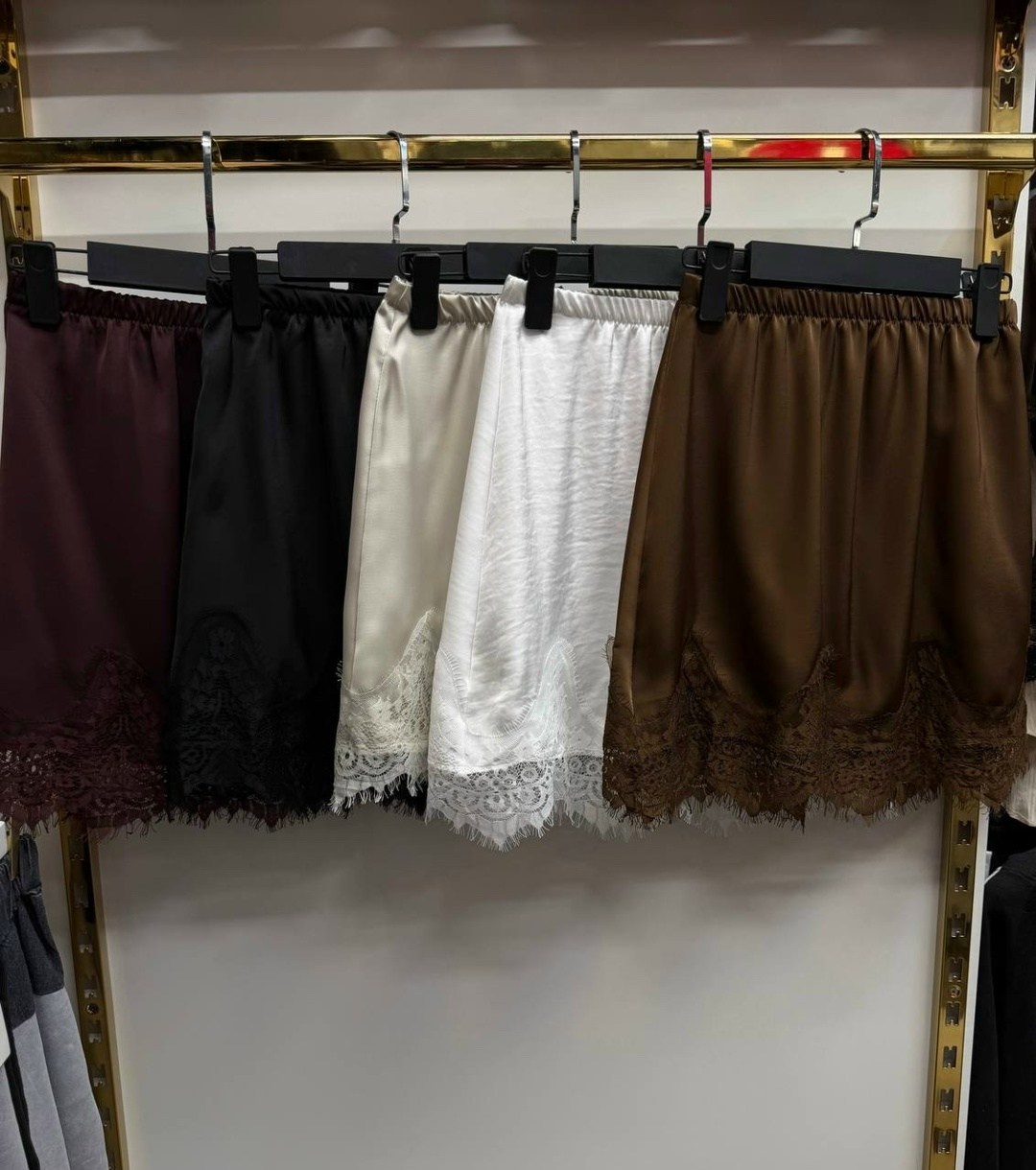 юбка с кружевом,юбка шелковая с кружевом,юбка с кружевами,мини-юбка из шелкового атласа с кружевной отделкой saint laurent коричневый,кружевная юбка