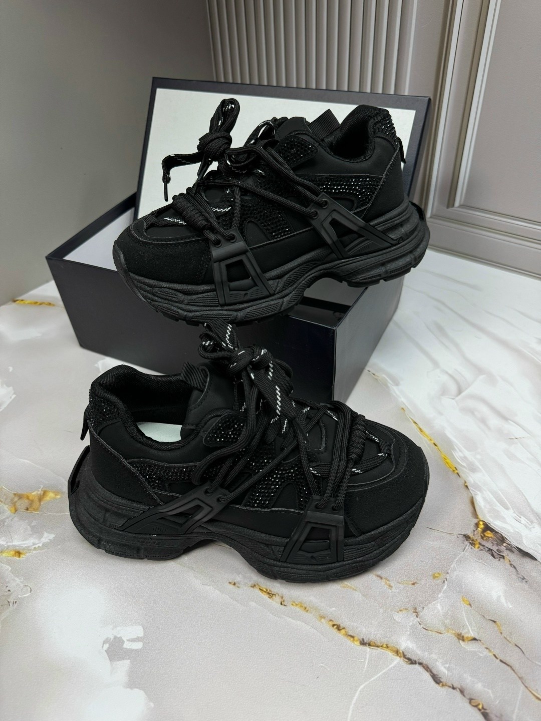 ,кроссовки женские,женские массивные кроссовки,женские кроссовки на массивной подошве,черные кроссовки