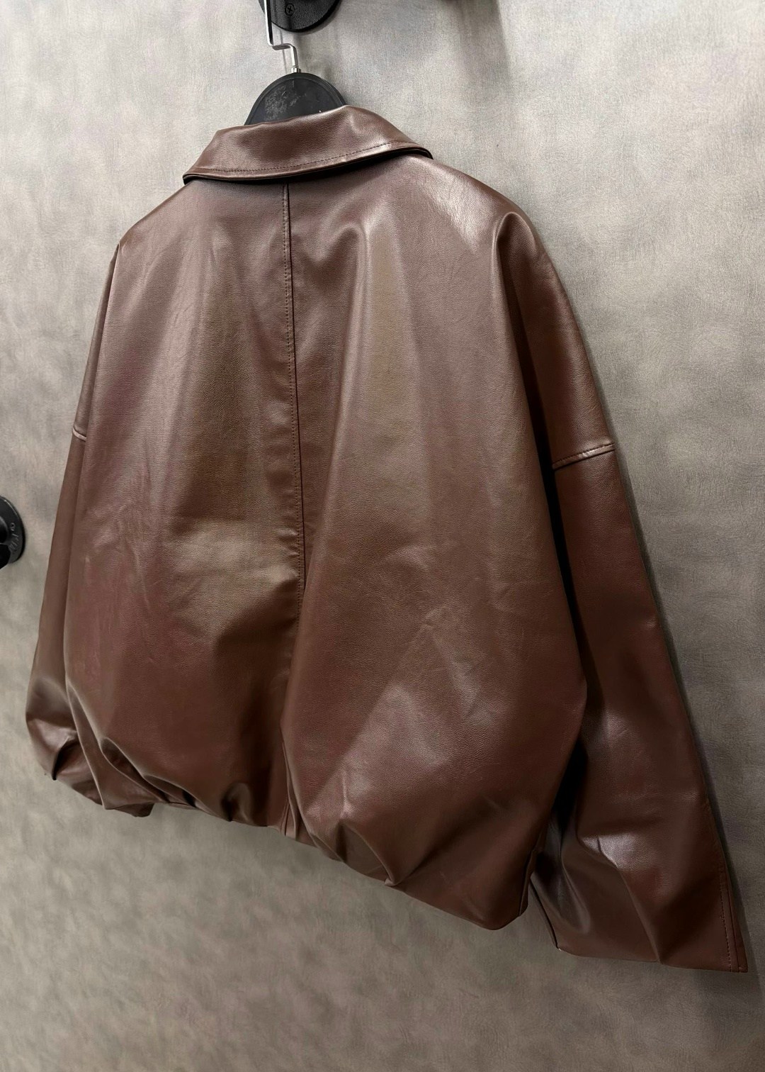 кожаная куртка,куртка модная,кожаная куртка с капюшоном,куртка бомбер,женская кожаная куртка